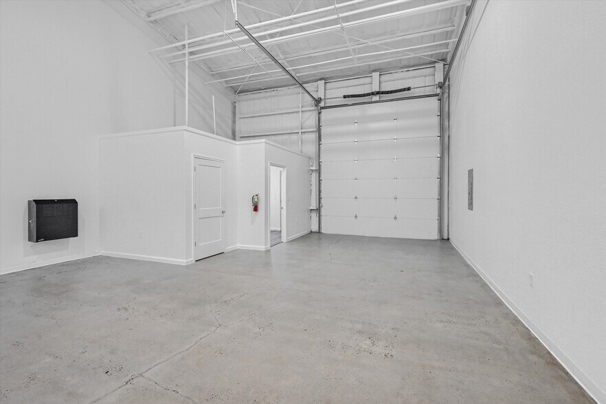 More Photos Of 2410 N Frisco Rd, Sherman Flex For Sale