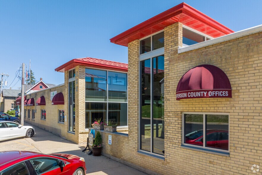 More Photos Of 218-326 Wisconsin Dr, Jefferson Office For Lease