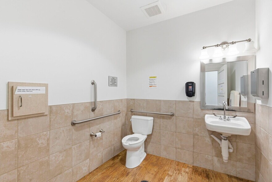 More Photos Of 5540-5550 N Farmer Branch Rd, Ozark General Retail For Sale