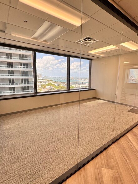 More Photos Of 2 S Biscayne Blvd, Miami Office Residential For Lease