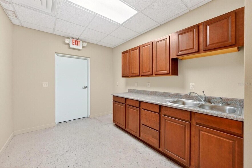 More Photos Of 17809 SE 109th Ave, Summerfield Office For Lease