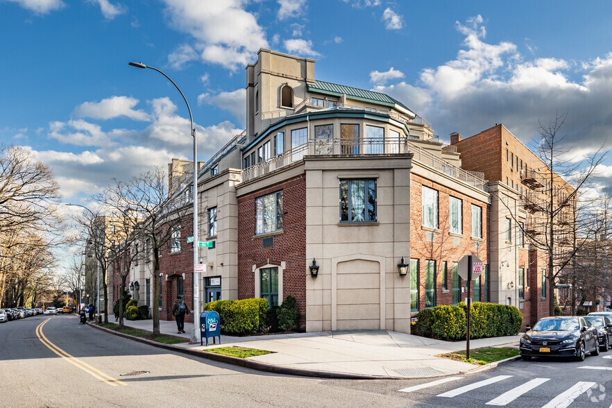 Primary Photo Of 8330 Kew Gardens Rd, Jamaica Apartments For Sale