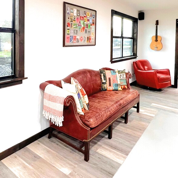 More Photos Of 98 Avenue A, Conroe General Retail For Lease