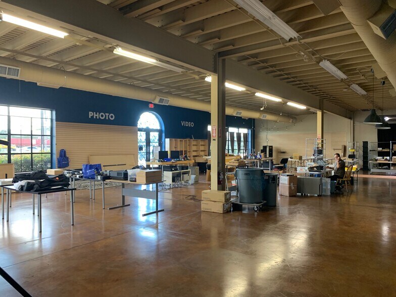 More Photos Of 11500 S Sam Houston Pkwy W, Houston Showroom For Sale