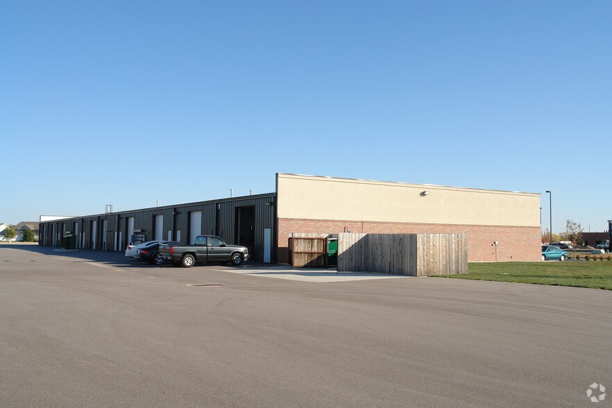 More Photos Of 7330 W 33rd St, Wichita Flex For Lease