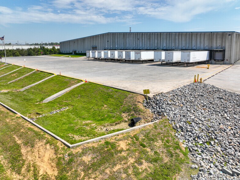 More Photos Of 999 Enterprise Dr, Dalton Distribution For Sale