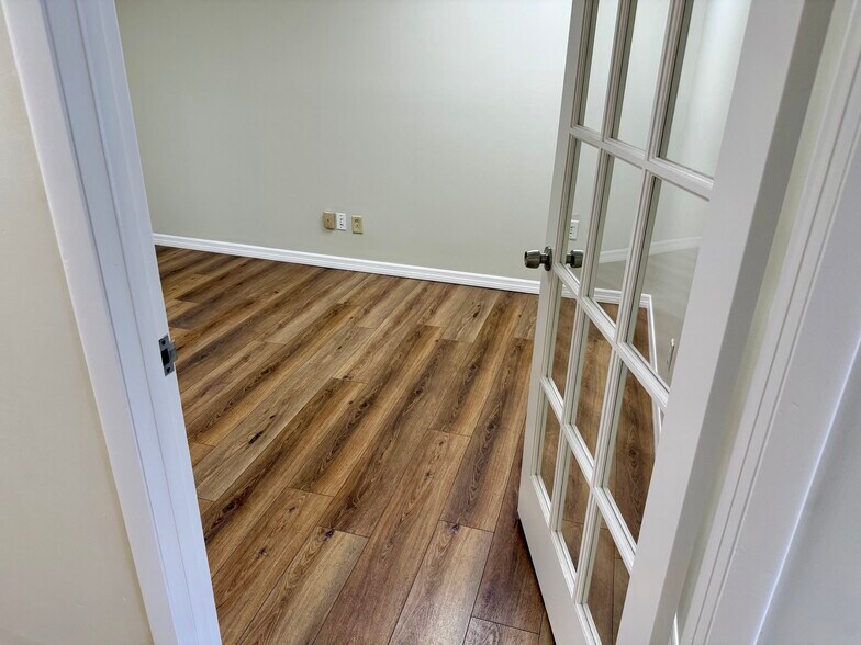 More Photos Of 5422-5432 W Crenshaw St, Tampa Unknown For Lease