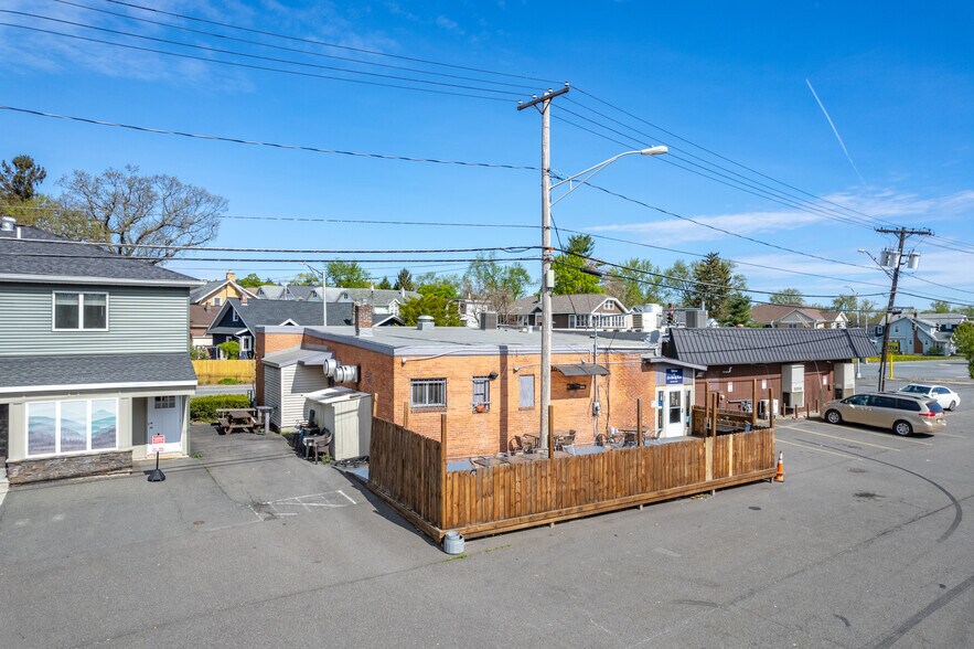 More Photos Of 327 Broadway, Albany Bar For Sale
