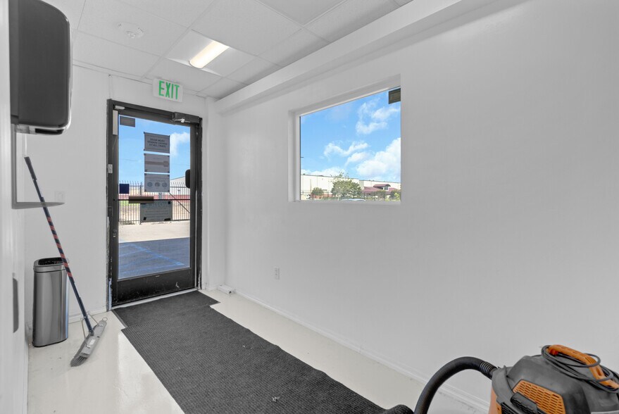 More Photos Of 991 Industrial Way, King City Warehouse For Lease