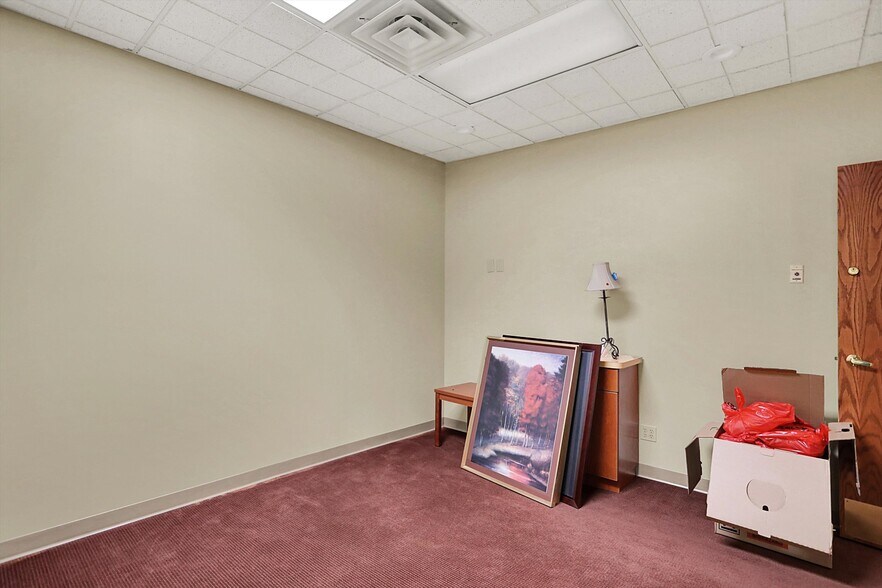 More Photos Of 711 W Gardner Dr, Marion Medical For Sale