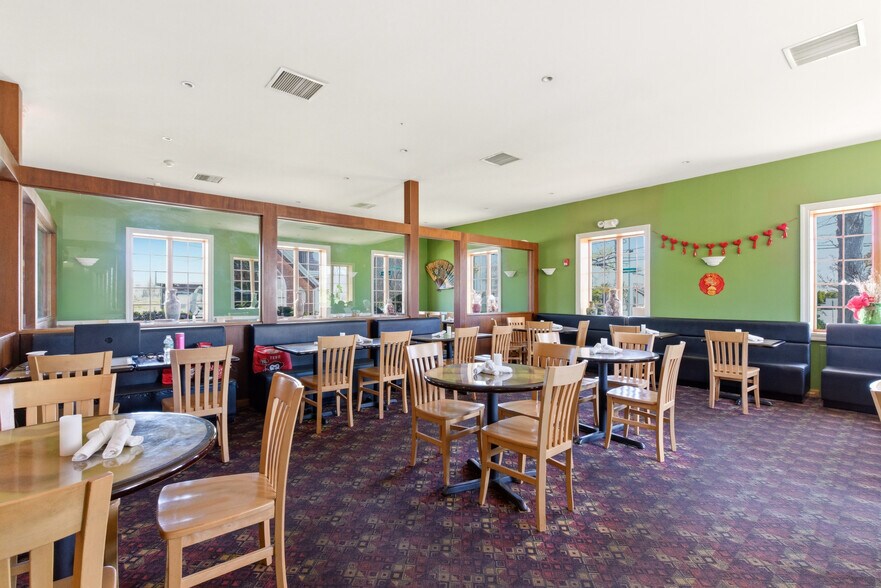 More Photos Of 131 W Montauk Hwy, Hampton Bays Restaurant For Sale