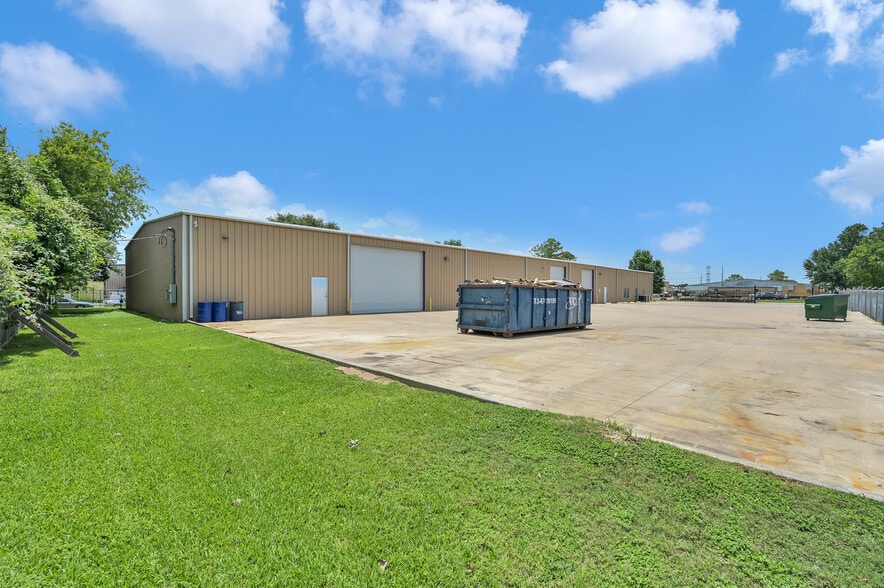More Photos Of 11322 Neeshaw Dr, Houston Warehouse For Lease