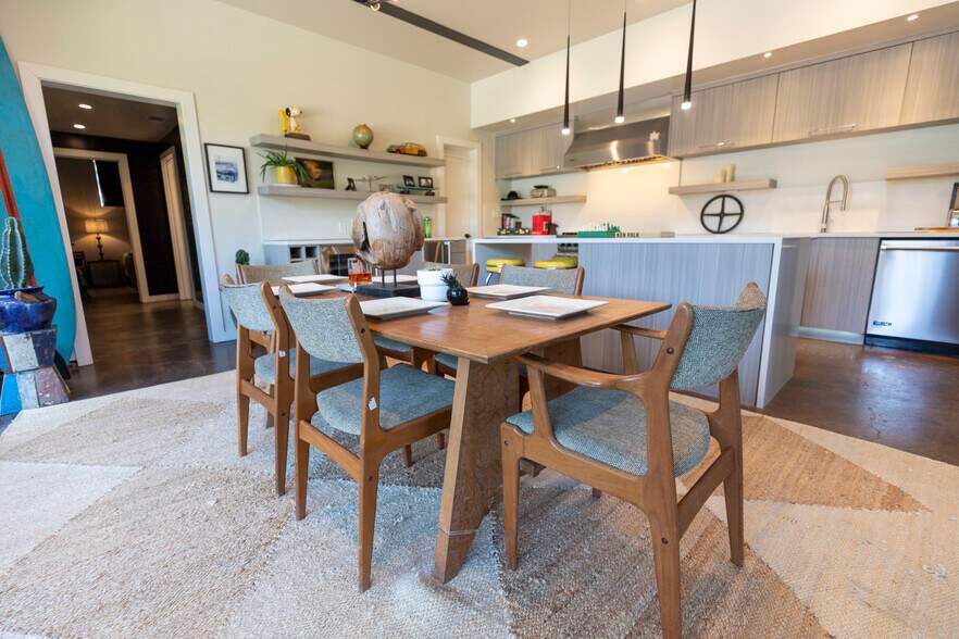 More Photos Of 4770 Iberia Ave, Dallas Showroom For Sale