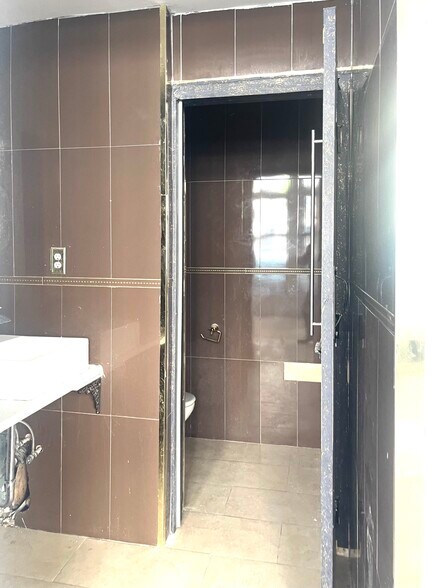 More Photos Of 300 W 56th St, New York Restaurant For Lease