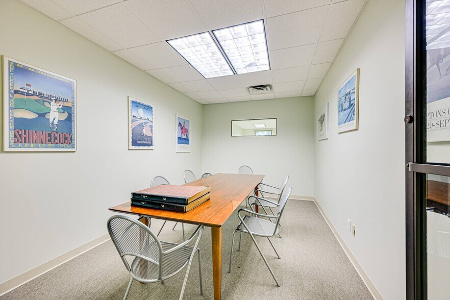 More Photos Of 135 Windmill Ln, Southampton Office For Sale