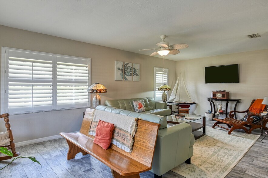 More Photos Of 105 Central Ave, Crescent City Office For Sale