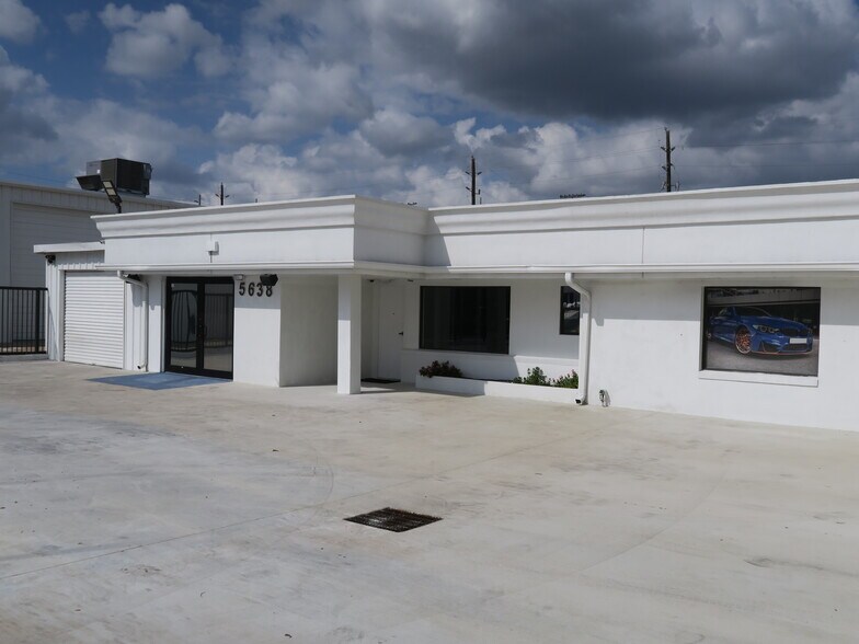 Primary Photo Of 5638 Star Ln, Houston Auto Dealership For Lease
