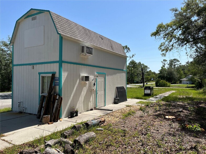 Primary Photo Of 18132 Commercial Way, Weeki Wachee Fast Food For Sale