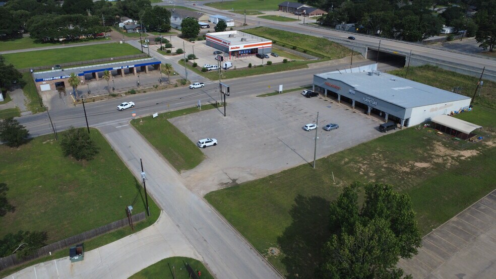 More Photos Of 230 Moody Rd, Sealy Freestanding For Lease