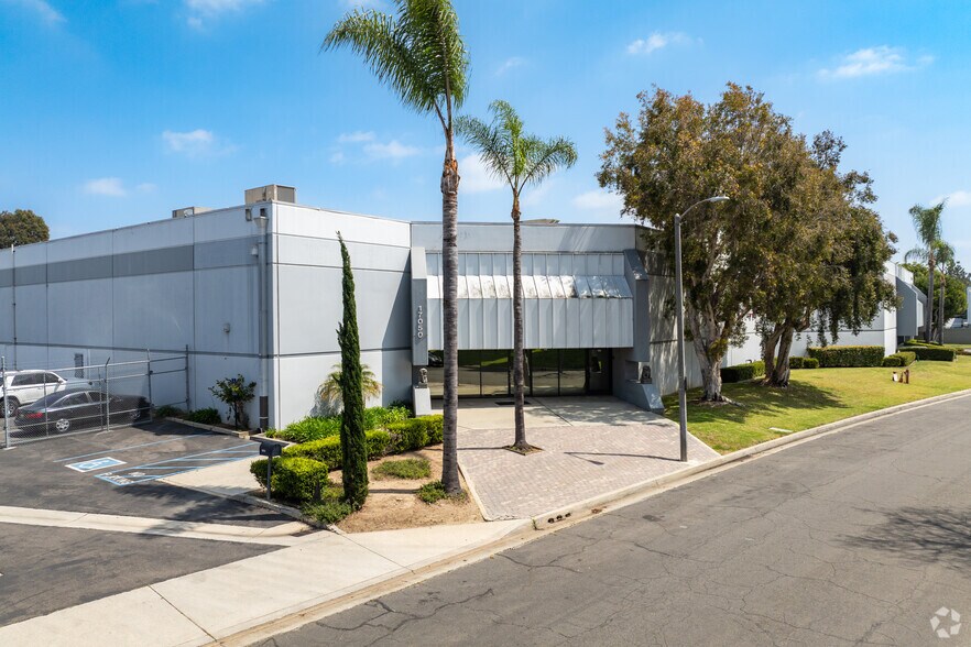 More Photos Of 17050-17100 S Margay Ave, Carson Warehouse For Lease