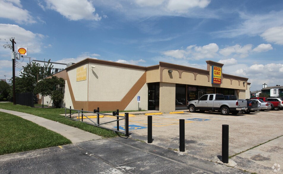 Primary Photo Of 12036 Airline Dr, Houston Medical For Sale