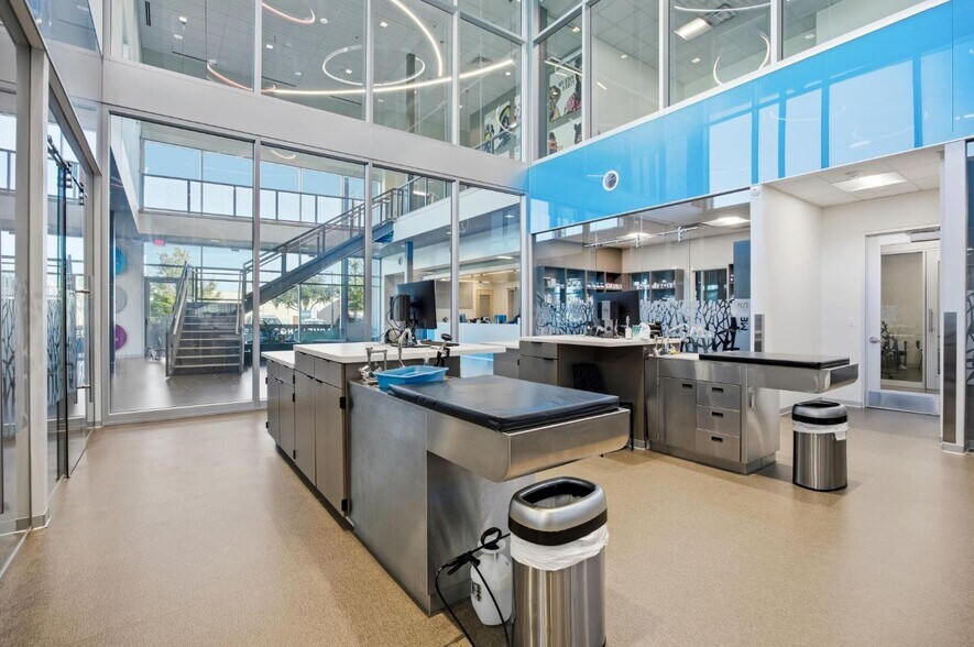 More Photos Of 4801 West Fwy, Fort Worth Veterinarian Kennel For Sale
