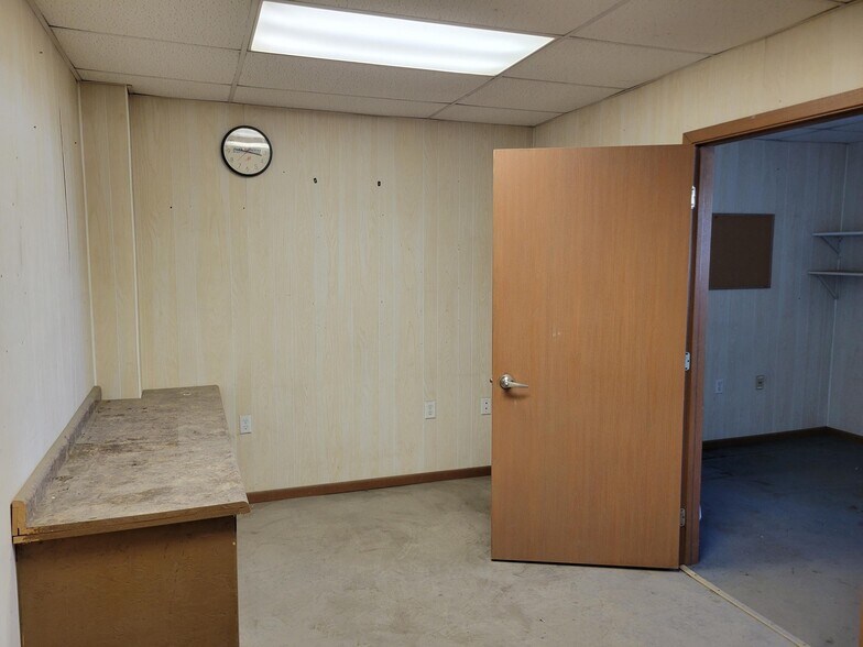 More Photos Of 412AR 5th Ave SW, Aberdeen Flex For Lease