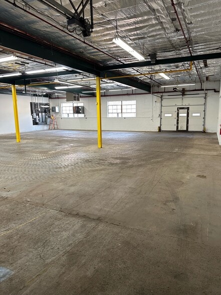 More Photos Of 53 Thomas Rd, Hawthorne Manufacturing For Lease