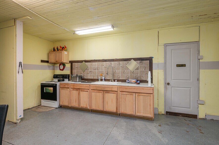 More Photos Of 322 S Scenic Hwy, Lake Wales General Retail For Sale