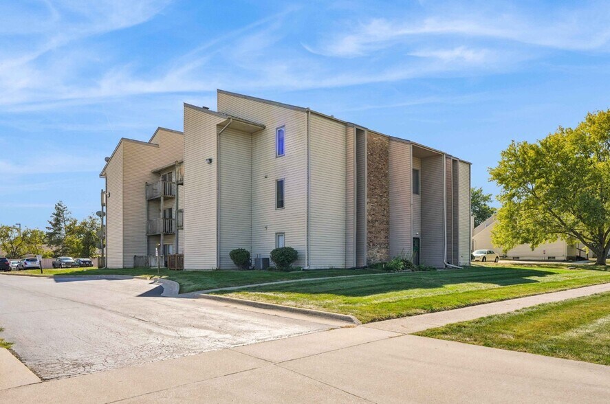 Primary Photo Of 1011 SE 3rd St, Ankeny Apartments For Sale
