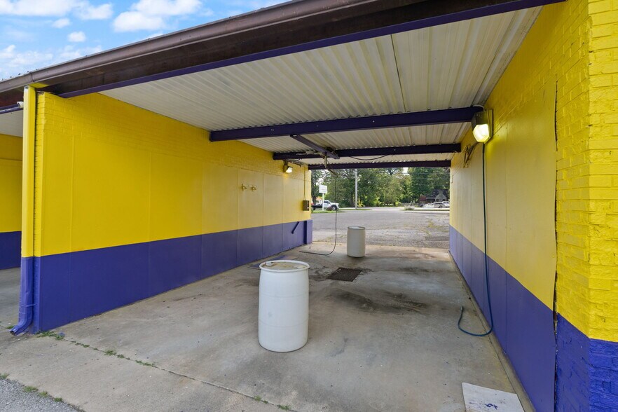 More Photos Of 756 Lakeshore Dr, Scottsburg Flex For Sale