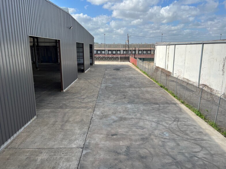 More Photos Of 8411 Villa Dr, Houston Warehouse For Lease