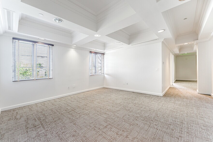 More Photos Of 420 Royal Palm Way, Palm Beach Office For Lease