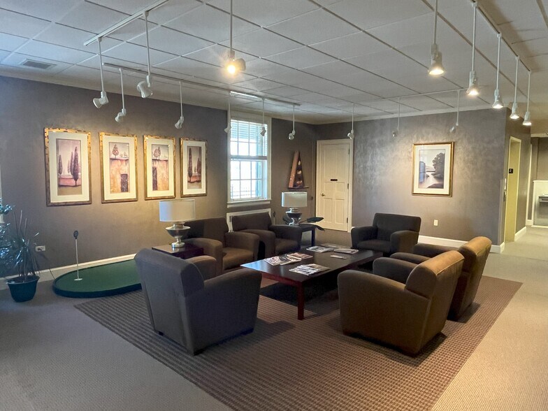 More Photos Of 601 Oregon St, Oshkosh Office For Lease