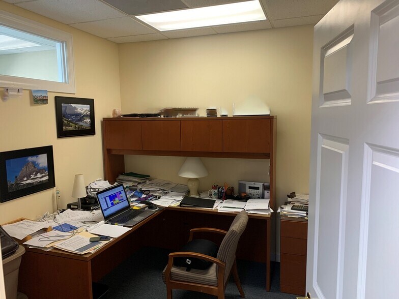 More Photos Of 1491 Merchant Dr, Algonquin Medical For Sale