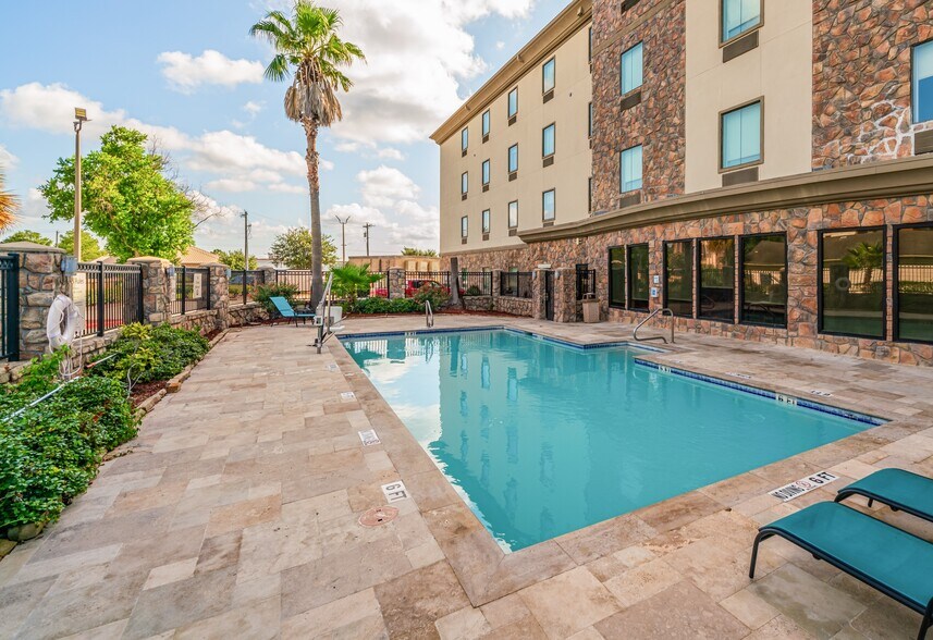More Photos Of 2440 Gulf Fwy, Texas City Hotel For Sale