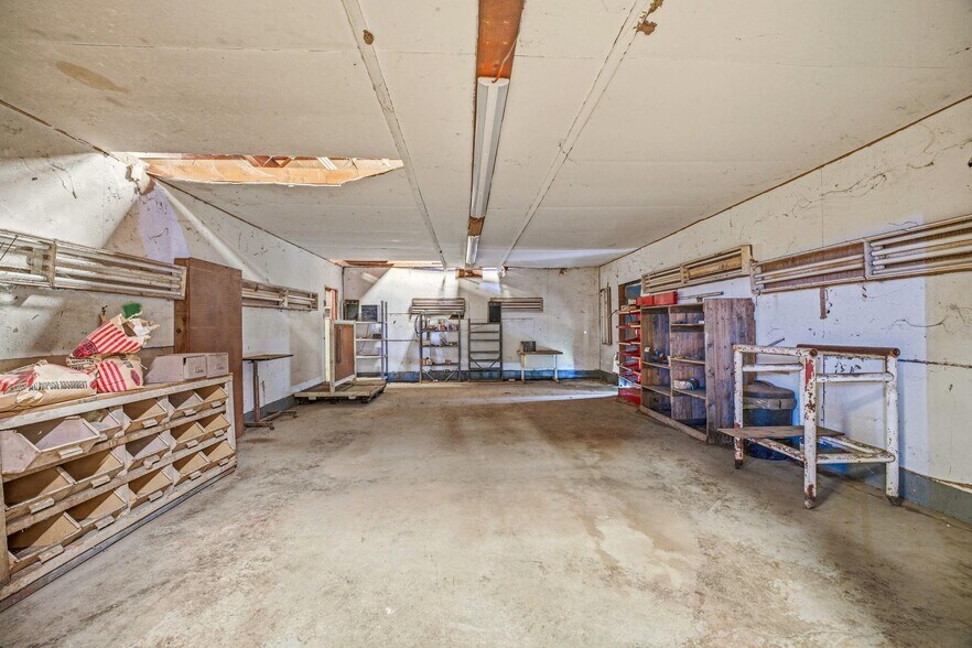 More Photos Of 3429 W Walker St, Breckenridge Warehouse For Sale