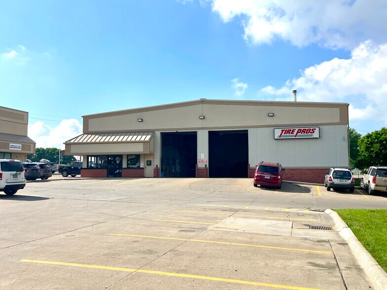 More Photos Of 1901 Hamilton Blvd, Sioux City Storefront For Lease