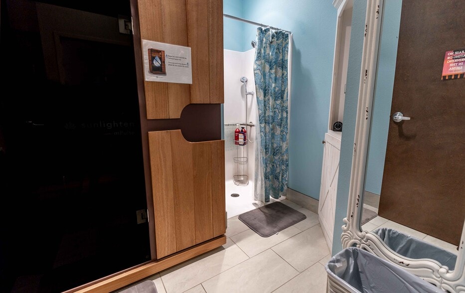 More Photos Of 809 County Road 466, Lady Lake Office For Sale