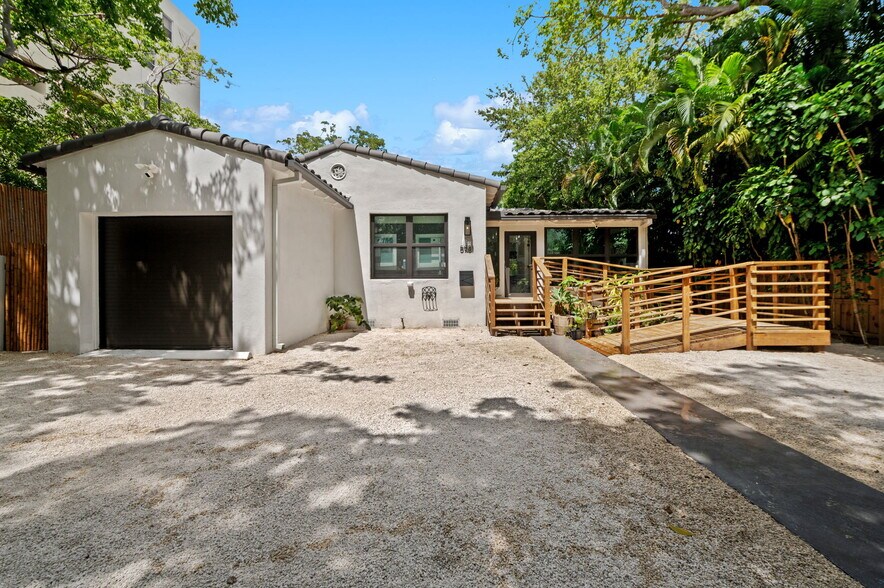 More Photos Of 5981 NE 6th Ave, Miami Office For Sale