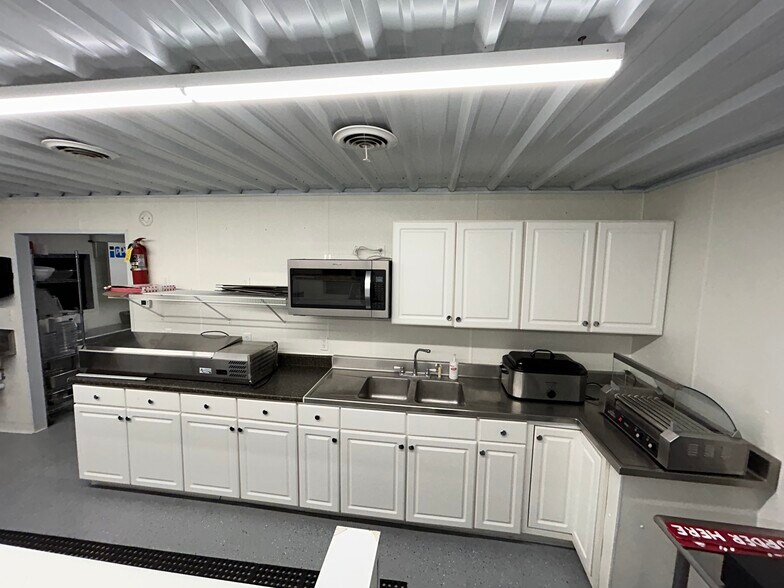 More Photos Of 1002 Cross st, Robinson Restaurant For Sale