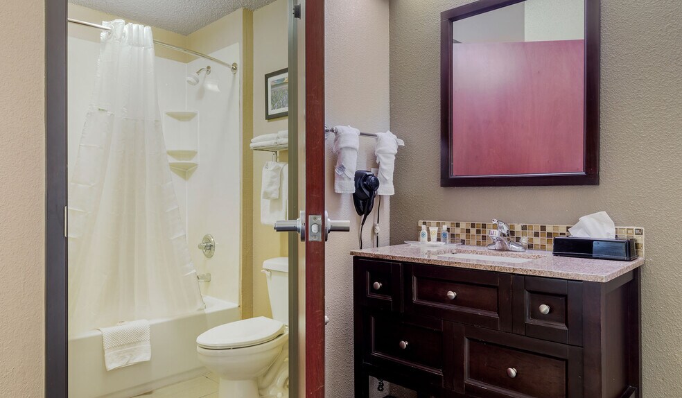 More Photos Of 810 Interstate 35 N, Waco Hotel For Sale