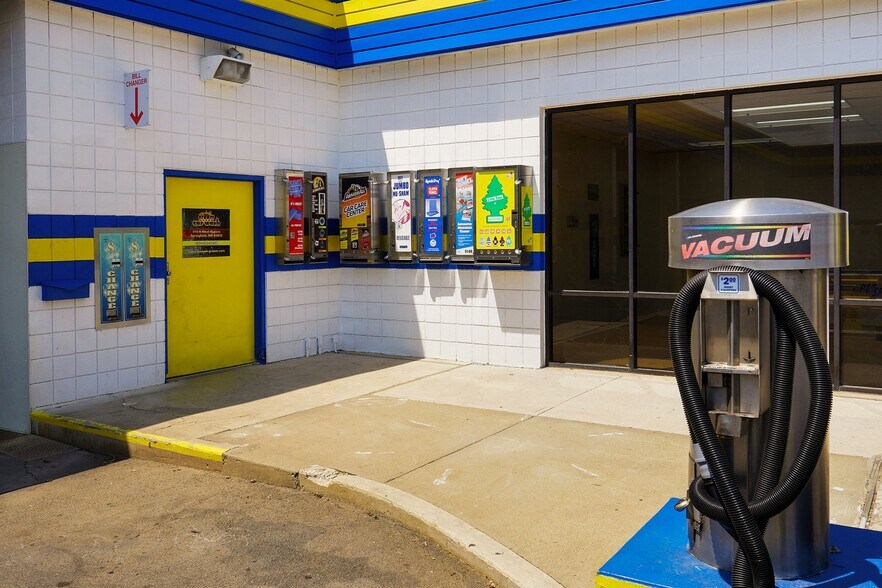 More Photos Of 419 N West Byp, Springfield Carwash For Sale