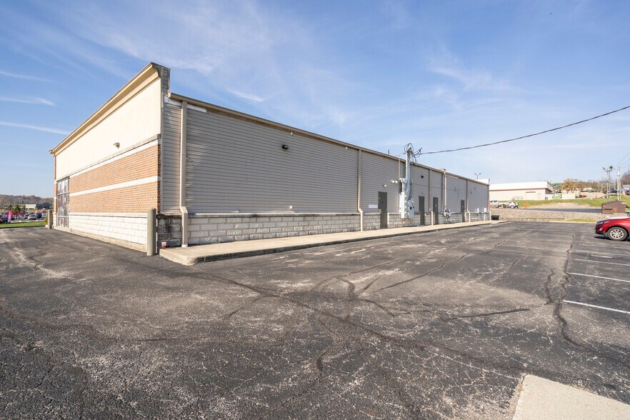 More Photos Of 120 Roberts Ln, Hillsboro Freestanding For Lease