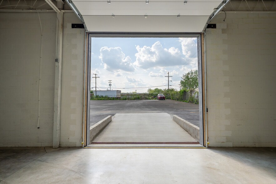 More Photos Of 985 Joyce Ave, Columbus Warehouse For Lease