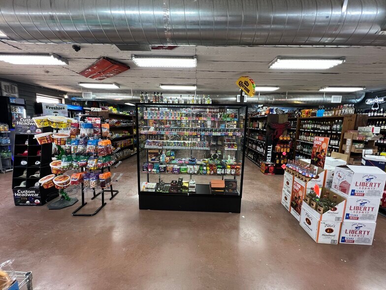 More Photos Of 1061 Cypress St, Roscoe Storefront For Sale