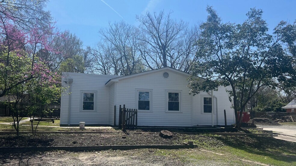 Primary Photo Of 1005 W Market St, Greensboro Office For Lease