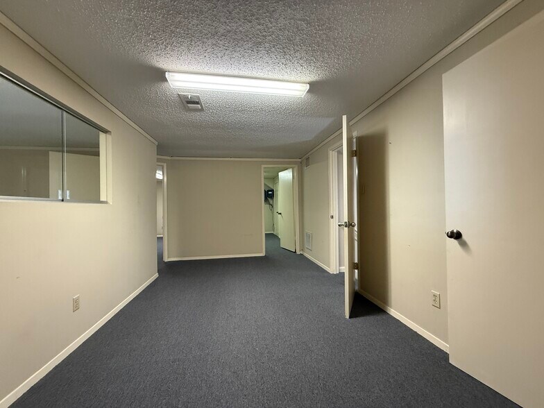More Photos Of 6910 Bellaire Blvd, Houston Office Residential For Lease