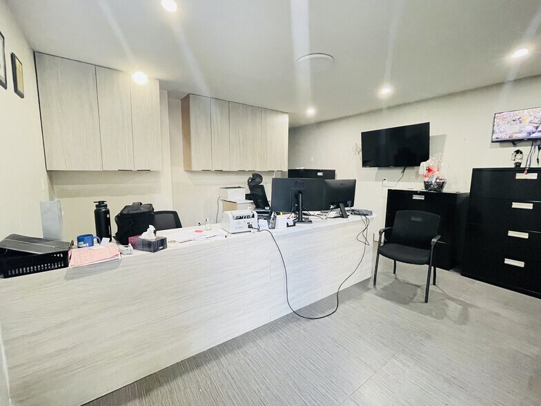 More Photos Of 13550 77th Ave, Surrey Warehouse For Lease