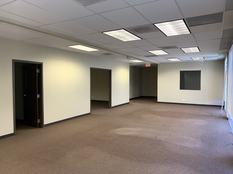 More Photos Of 444 Executive Center Blvd, El Paso Office For Lease